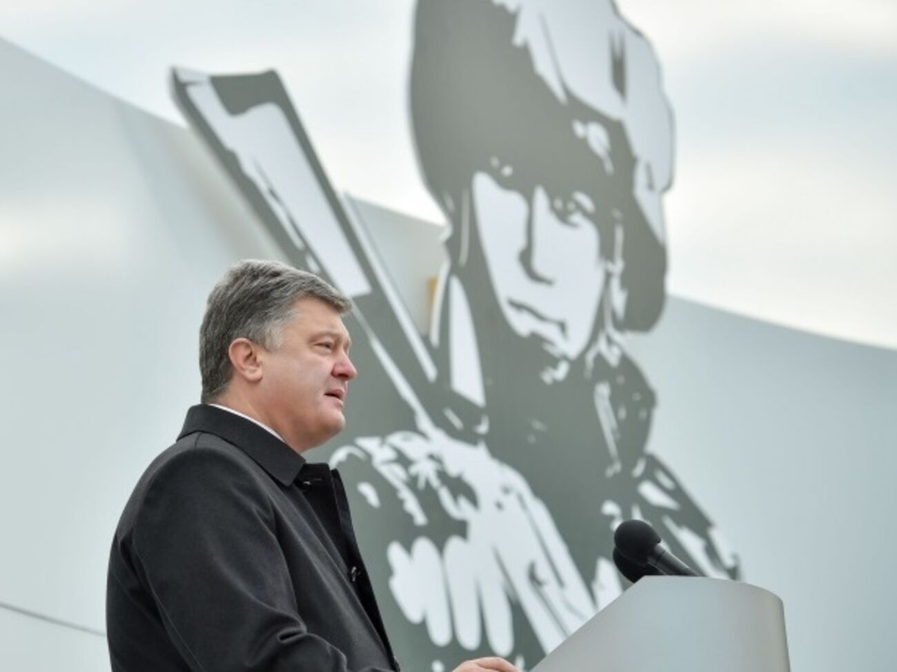 Порошенко: за время АТО в боевых действиях приняло участие 93 тыс. украинских военных