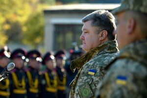 Порошенко: В бюджете на 2016 год предусмотрим увеличение зарплат военным, в том числе контрактникам