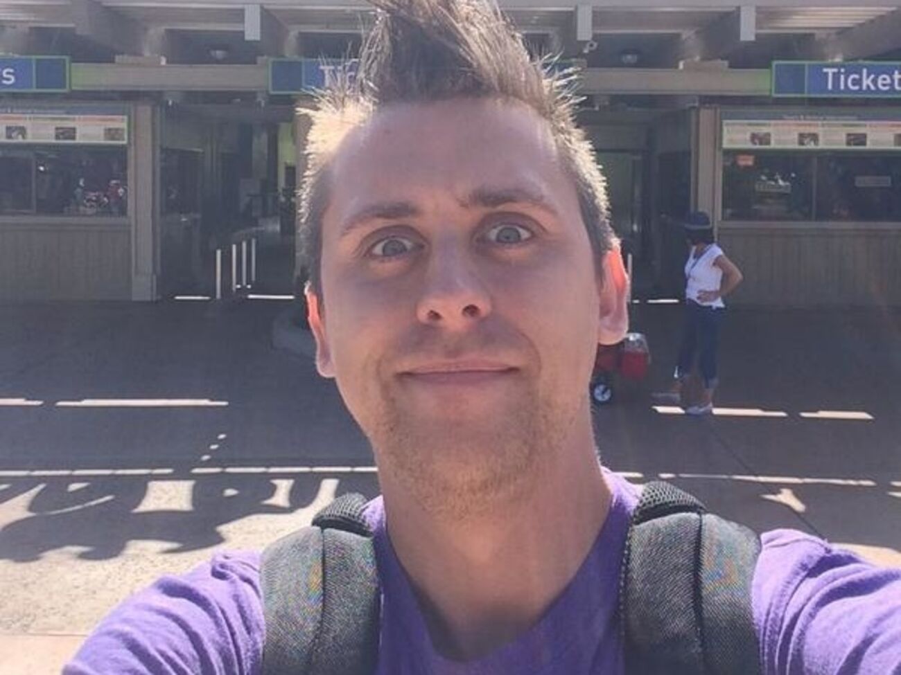 Комик взорвал мотоцикл с сидящей на нем куклой на глазах у жены, которая была уверена, что за рулем их сын