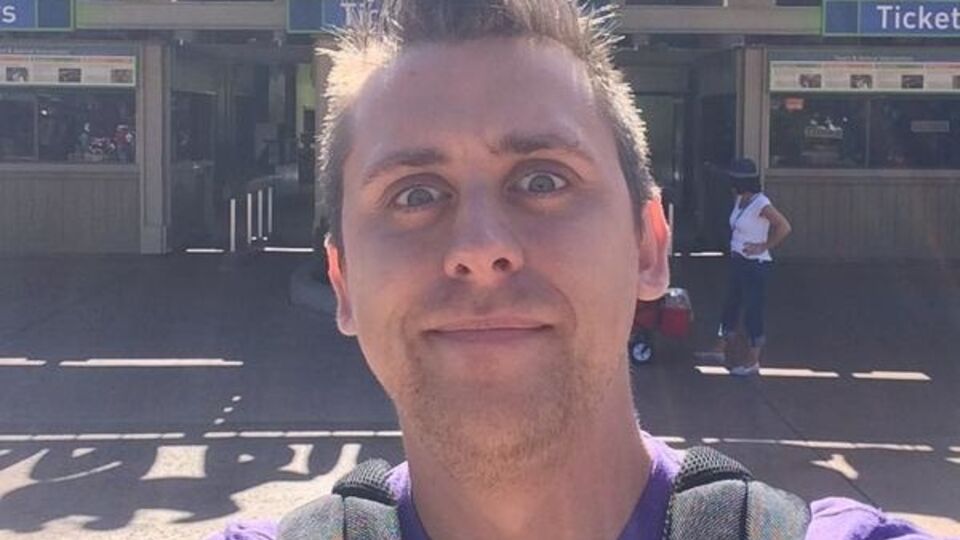 Комик взорвал мотоцикл с сидящей на нем куклой на глазах у жены, которая была уверена, что за рулем их сын