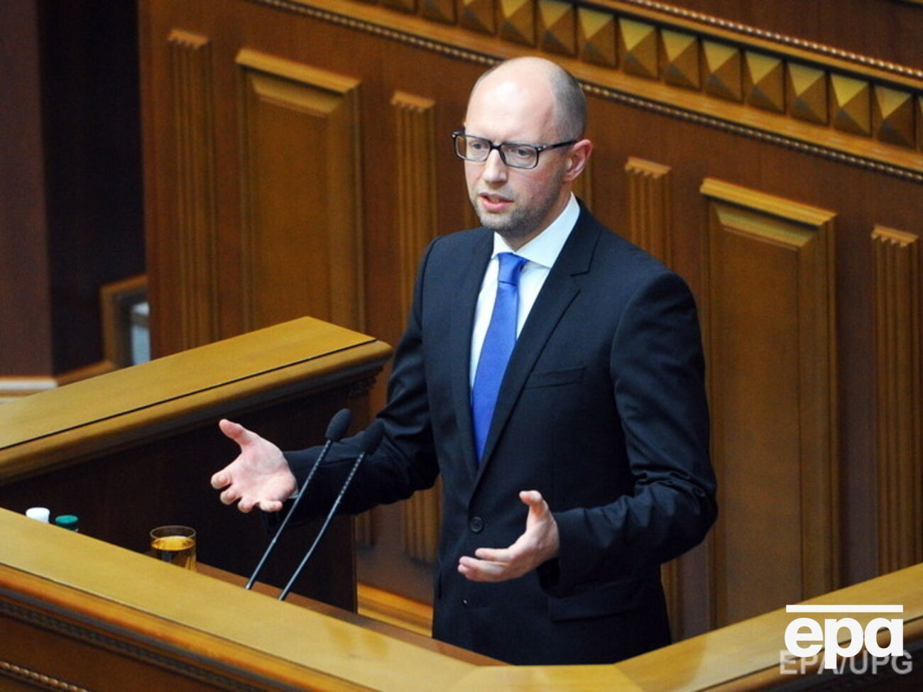 Яценюк: Уже юристов и экономистов столько, что на одного осужденного по пять юристов и на одно предприятие по 25 экономистов. Украине нужны те, кто сегодня защищает страну