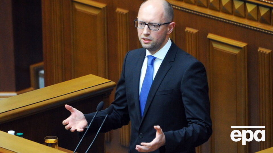 Яценюк: Уже юристов и экономистов столько, что на одного осужденного по пять юристов и на одно предприятие по 25 экономистов. Украине нужны те, кто сегодня защищает страну