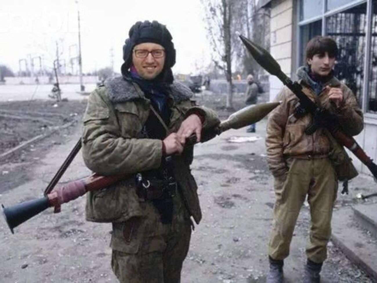 Российские следователи считают, что Яценюк воевал в каске, обмотанной свитером