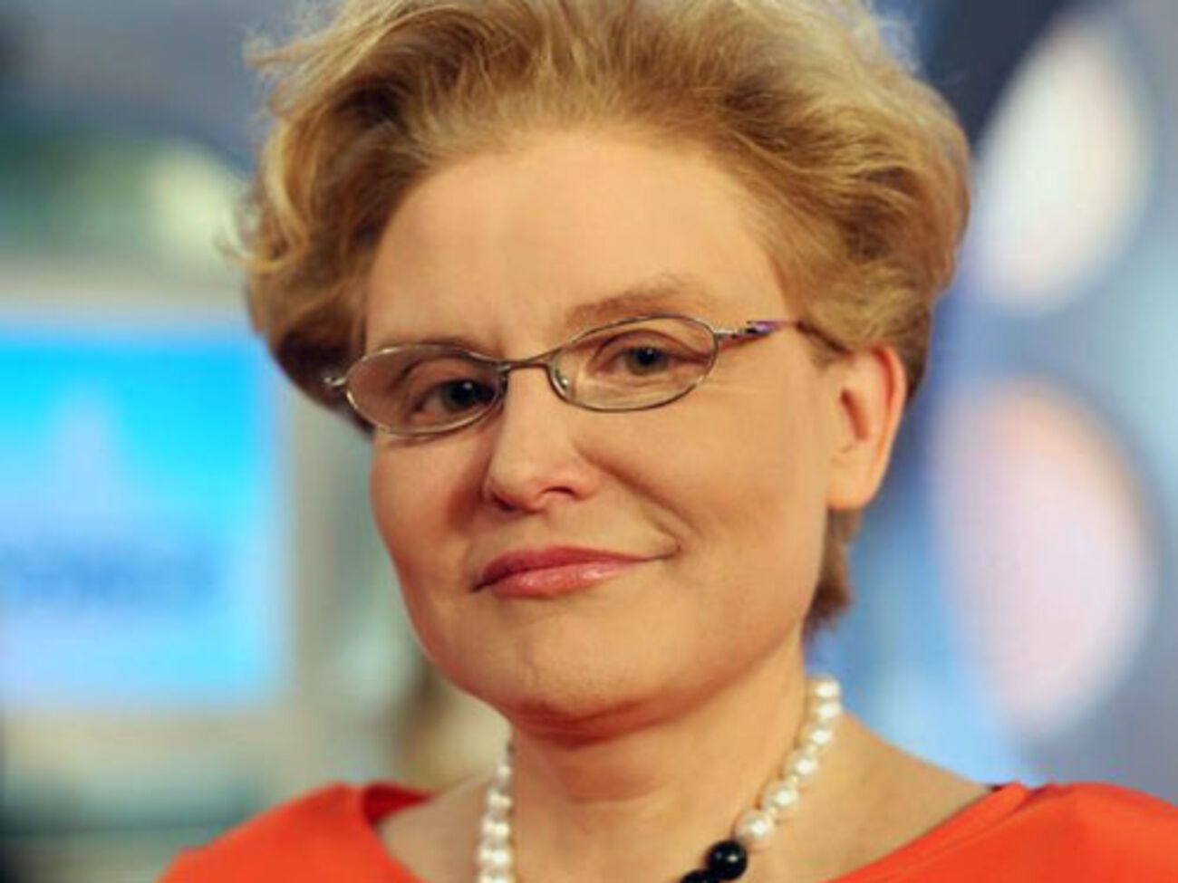 Малышева изрезала мужские трусы и надела их на девушку. Видео