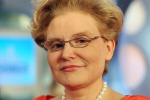 Малышева изрезала мужские трусы и надела их на девушку. Видео