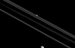 Cassini продолжает исследовать Сатурн и его спутники