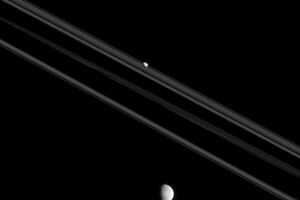 Cassini продолжает исследовать Сатурн и его спутники