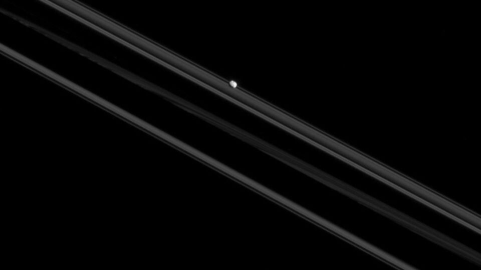 Cassini продолжает исследовать Сатурн и его спутники