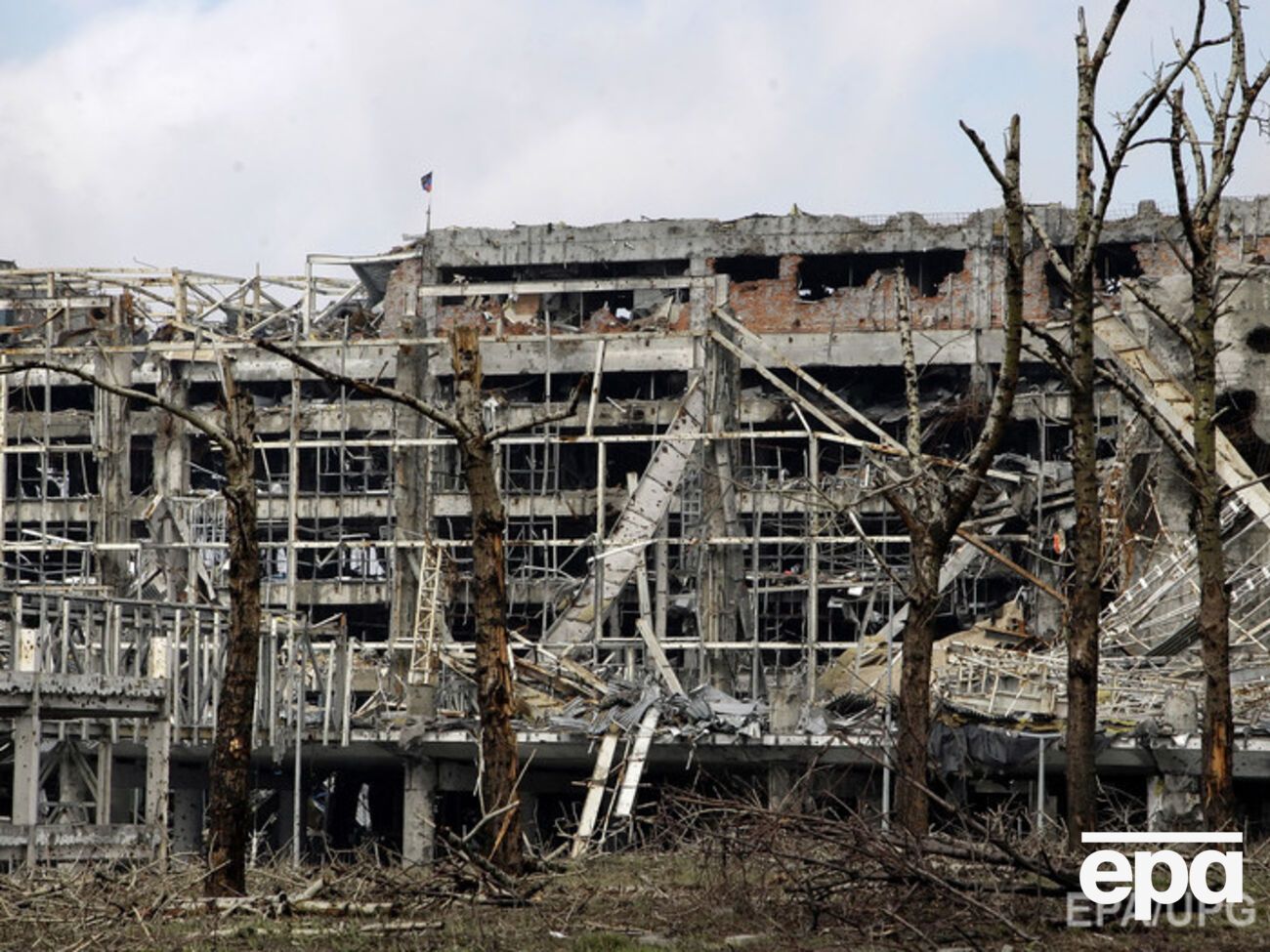 На территории аэропорта нашли останки украинских военных