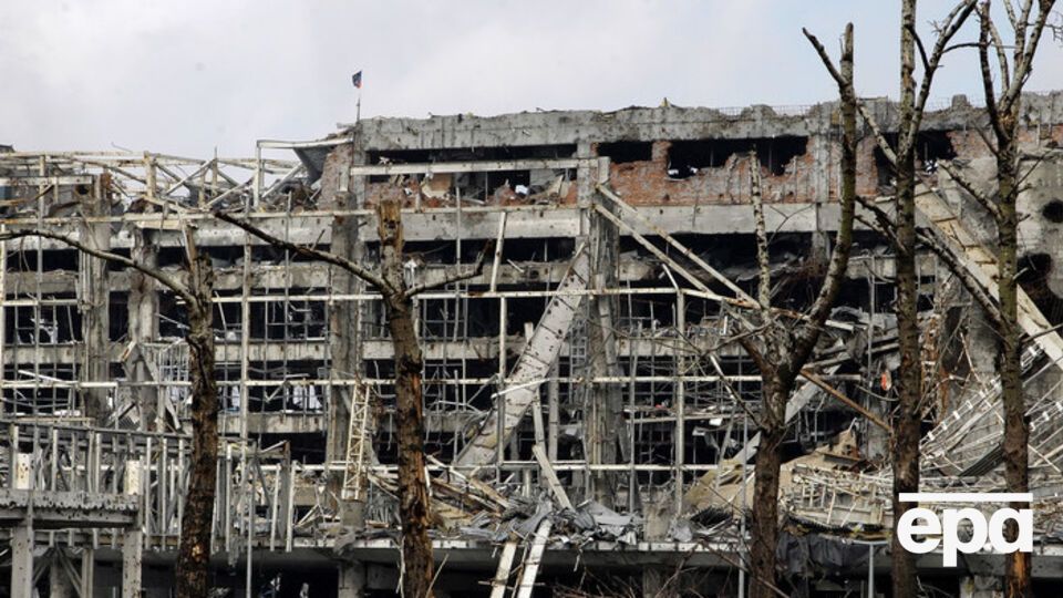 На территории аэропорта нашли останки украинских военных