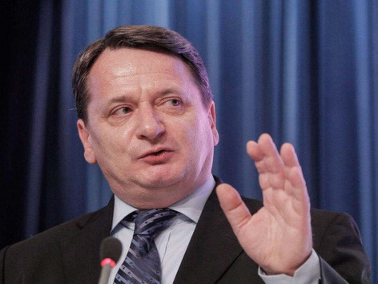 Венгерская прокуратура добилась снятия с лидера "Йоббика" юридической неприкосновенности как депутата Европарламента