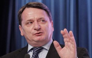 Венгерская прокуратура добилась снятия с лидера "Йоббика" юридической неприкосновенности как депутата Европарламента