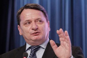 Венгерская прокуратура добилась снятия с лидера "Йоббика" юридической неприкосновенности как депутата Европарламента