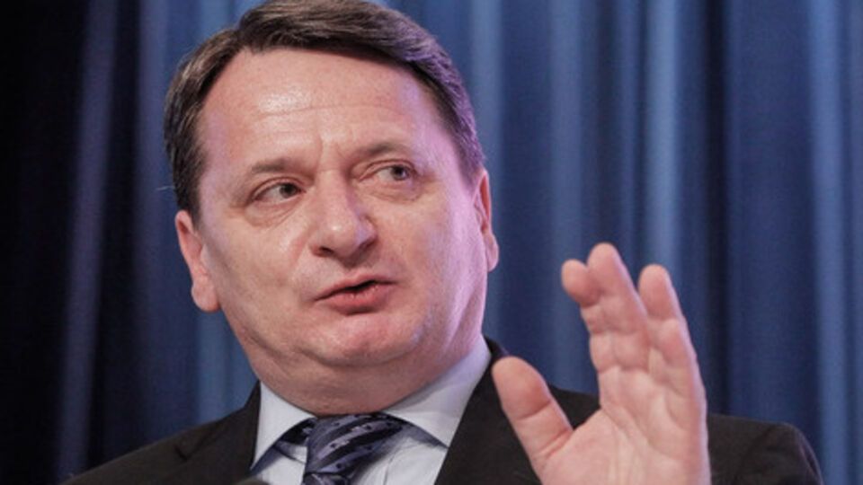 Венгерская прокуратура добилась снятия с лидера "Йоббика" юридической неприкосновенности как депутата Европарламента