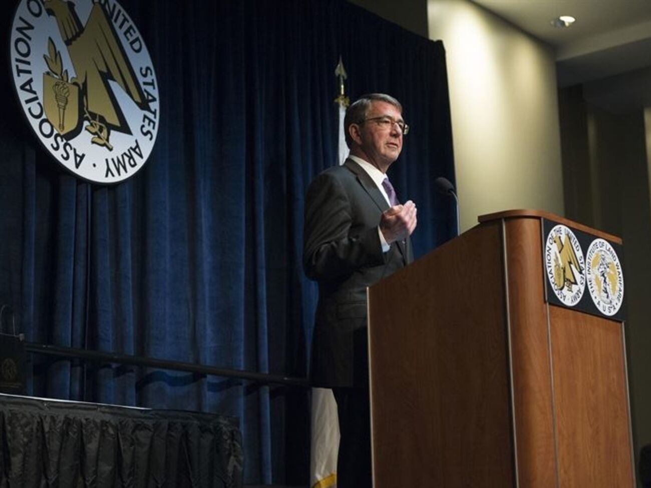 Американские военные предпримут все необходимые меры, чтобы сдержать вредное и дестабилизирующее влияние России, обещает глава Пентагона