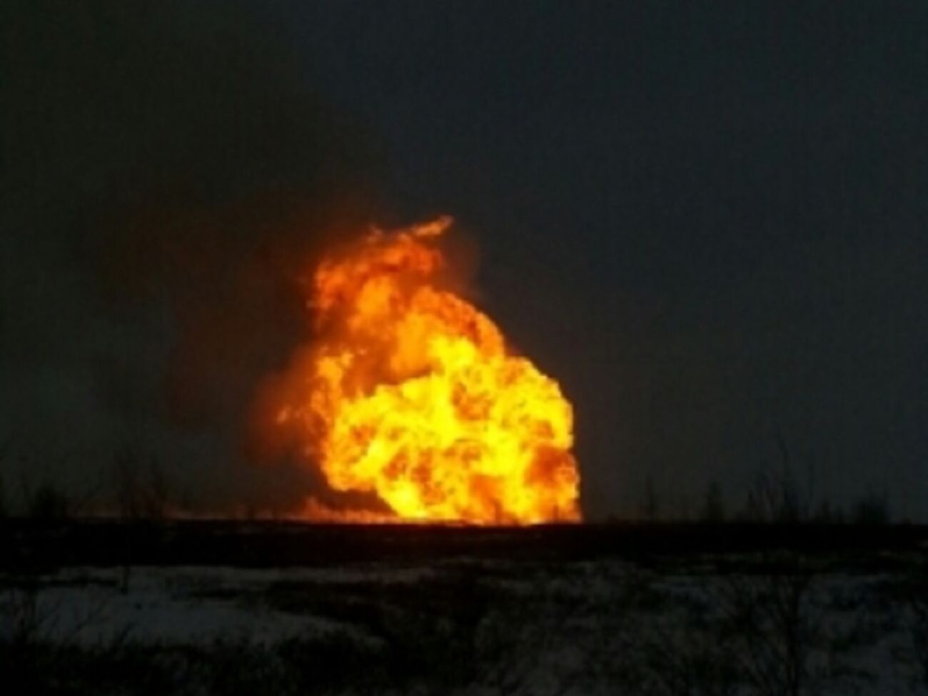 На газопроводе сорвало заглушку, в результате – огромный столб пламени