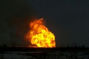 На газопроводе сорвало заглушку, в результате – огромный столб пламени