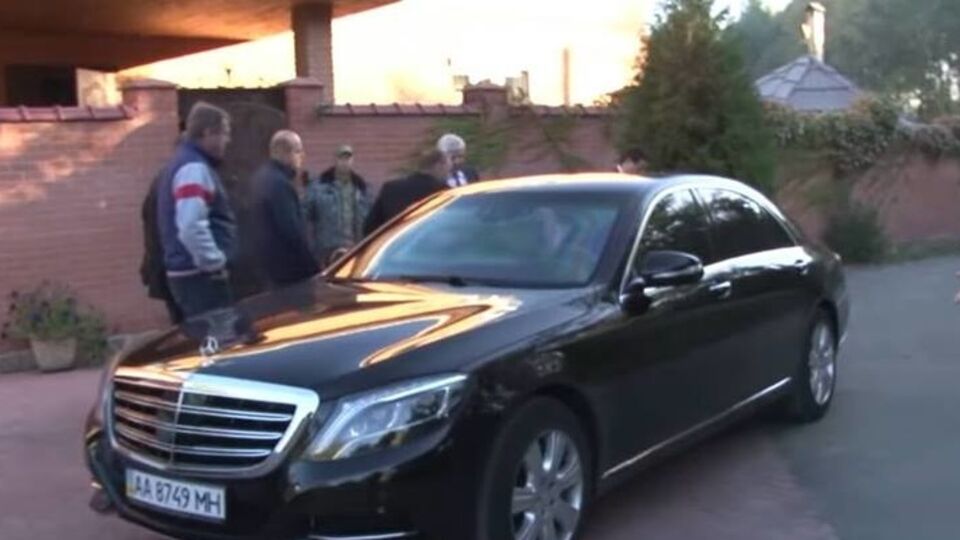 Снятый в сюжете программы "Без парканів" автомобиль Mercedes Benz S600L, на котором ездит генпрокурор Виктор Шокин, стоит 19 млн грн