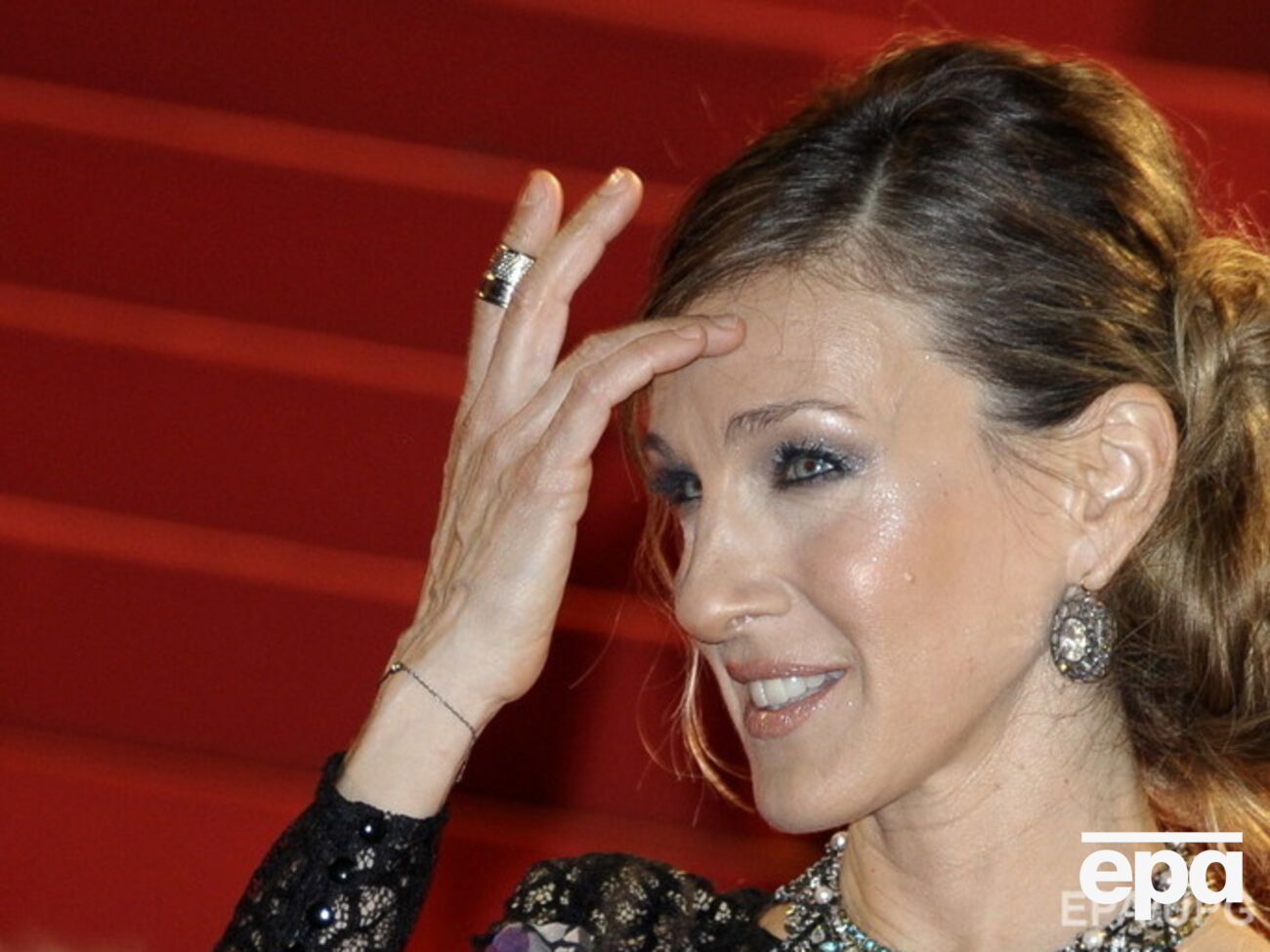 Ноги Сары Джессики Паркер далеки от эталона, но ее умение подать себя делает их привлекательными - так что мужчины не могут оторвать от звезды глаз!