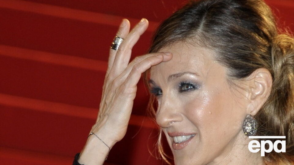 Ноги Сары Джессики Паркер далеки от эталона, но ее умение подать себя делает их привлекательными - так что мужчины не могут оторвать от звезды глаз!