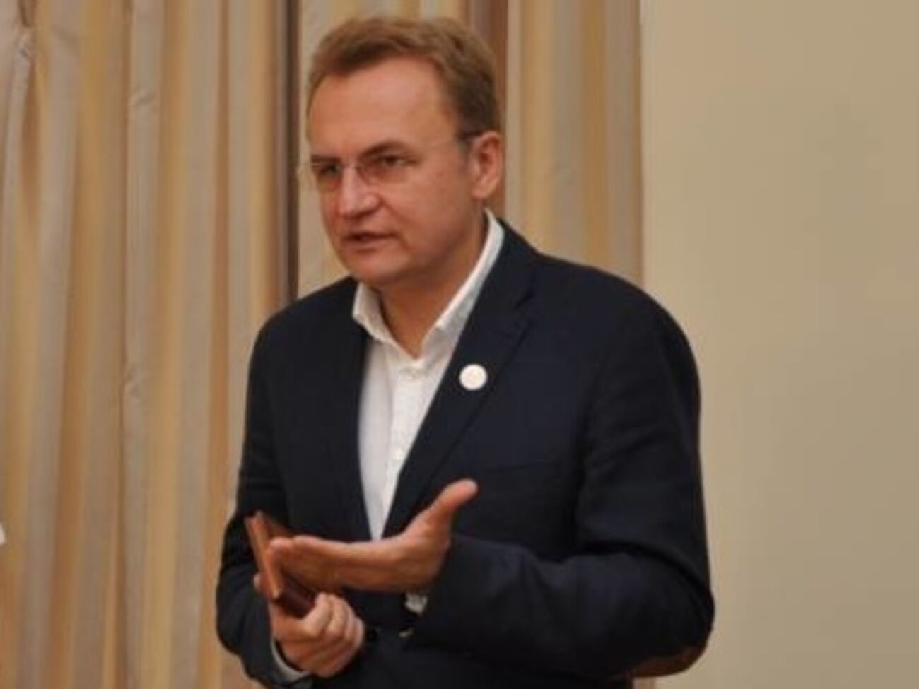 У Садового есть контакты с людьми, жизнь которых навевает "однозначные подозрения", заявляют львовские журналисты