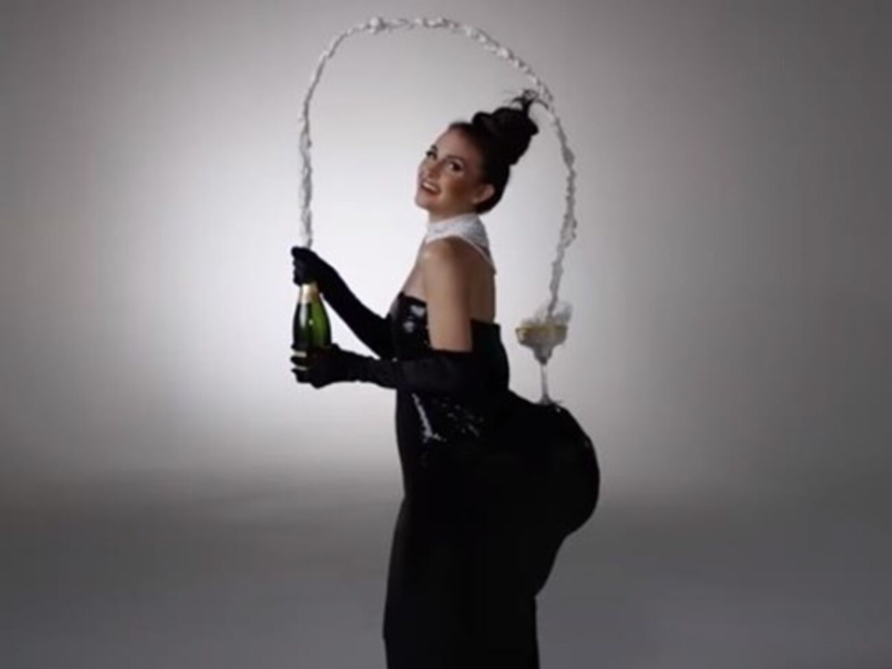 Создатели видео считают, что в 2015 году для празднования Хэллоуина будет актуален образ Ким Кардашян