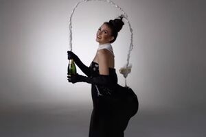 Создатели видео считают, что в 2015 году для празднования Хэллоуина будет актуален образ Ким Кардашян