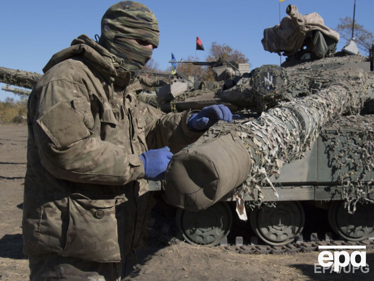 Украинские военные продолжают отвод вооружений