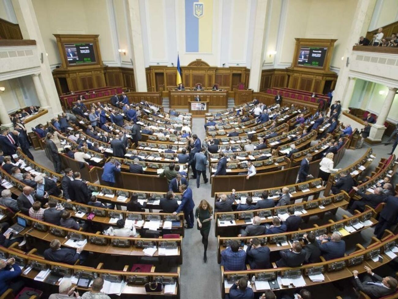 Петиция предлагает уменьшить количество народных депутатов с 450 до 100 человек