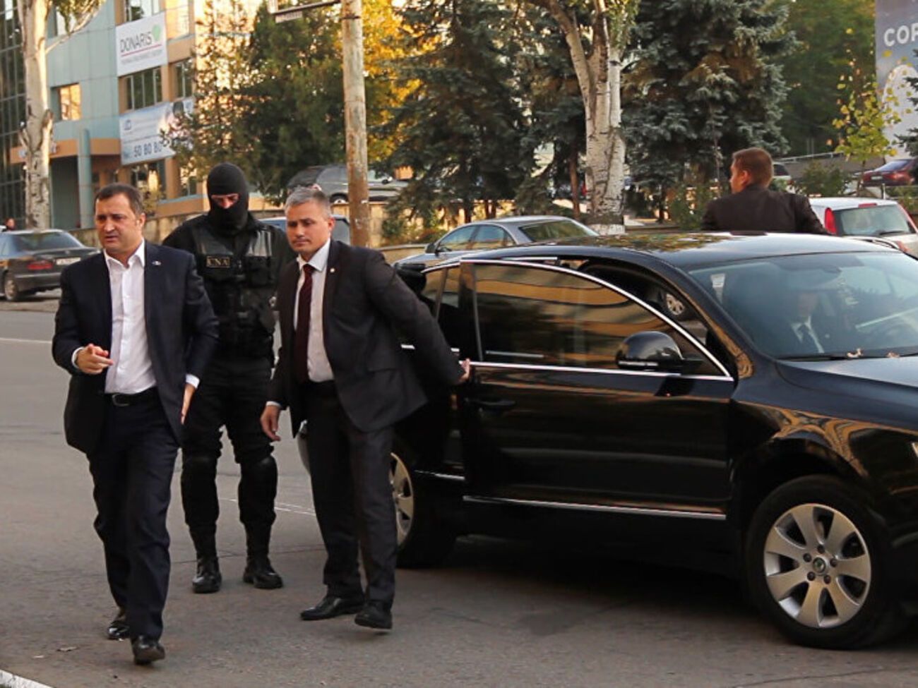 Экс-премьера Молдовы задержали и доставили в Антикоррупционный центр. Сейчас ему определяют дальнейшую меру пресечения