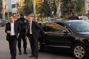 Экс-премьера Молдовы задержали и доставили в Антикоррупционный центр. Сейчас ему определяют дальнейшую меру пресечения