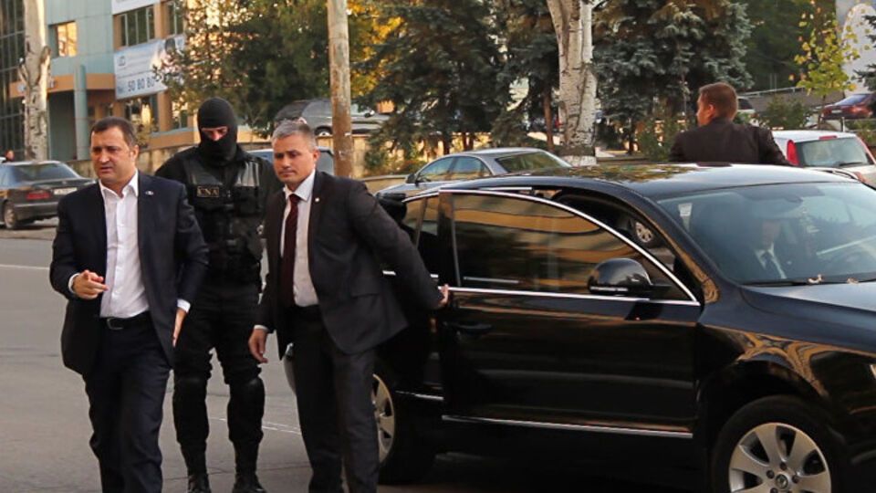 Экс-премьера Молдовы задержали и доставили в Антикоррупционный центр. Сейчас ему определяют дальнейшую меру пресечения