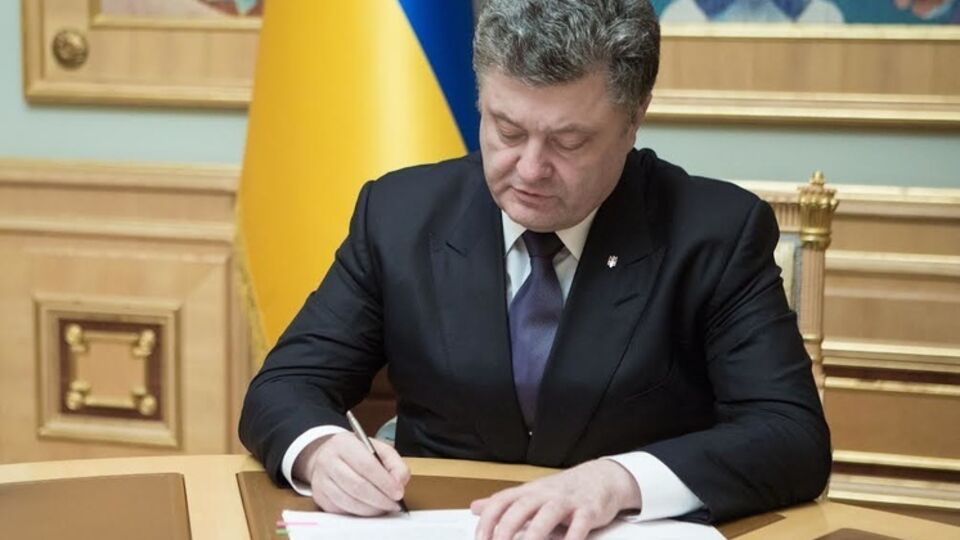 Вопрос механизма импичмента президента, должность которого также является выборной, Порошенко в ответе на петицию не поднимает.