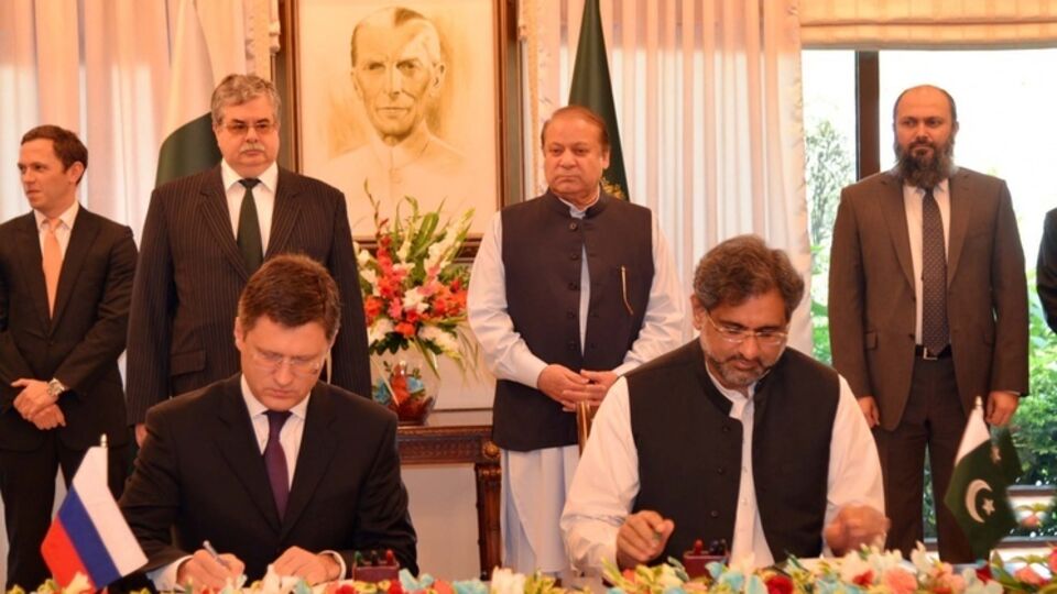 Министр энергетики РФ Александр Новак и министр нефти и природных ресурсов Пакистана Шахид Хакан Аббаси подписали межправительственное соглашение о строительстве газопровод