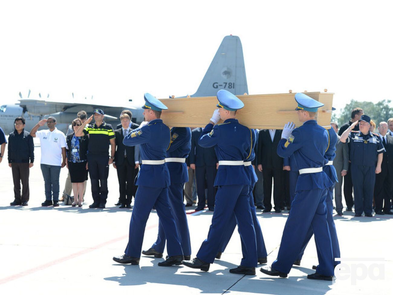 Проводы останков пассажиров рейса MH17 в аэропорту Харькова