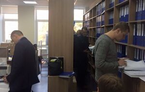 Коммерческий директор "Синэво" заявил, что сотрудники Государственной фискальной службы Украины выломали двери в центральном офисе компании