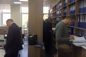 Коммерческий директор "Синэво" заявил, что сотрудники Государственной фискальной службы Украины выломали двери в центральном офисе компании
