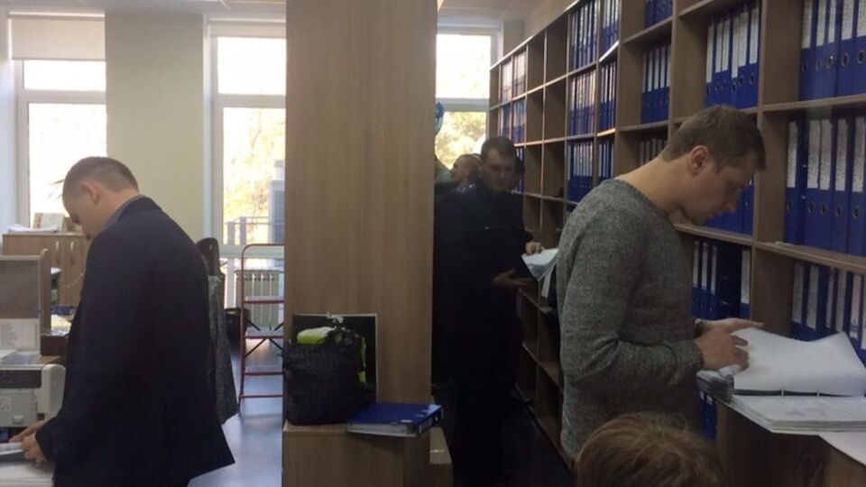 Коммерческий директор "Синэво" заявил, что сотрудники Государственной фискальной службы Украины выломали двери в центральном офисе компании