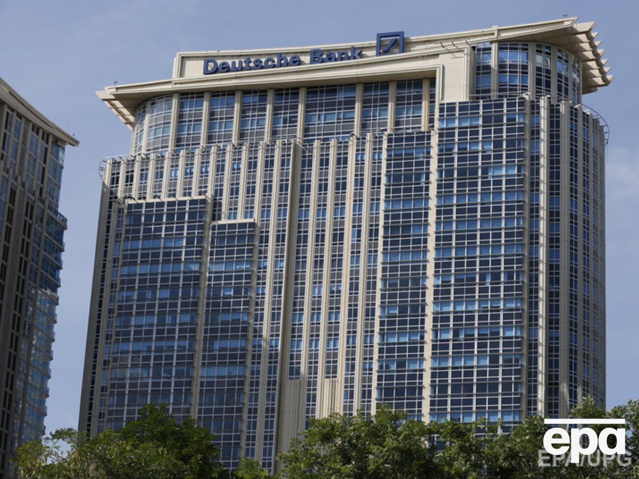 Возможно, российские олигархи из круга "друзей Путина" причастны к отмыванию средств через Deutsche Bank, со ссылкой на источники пишет известное американское издание
