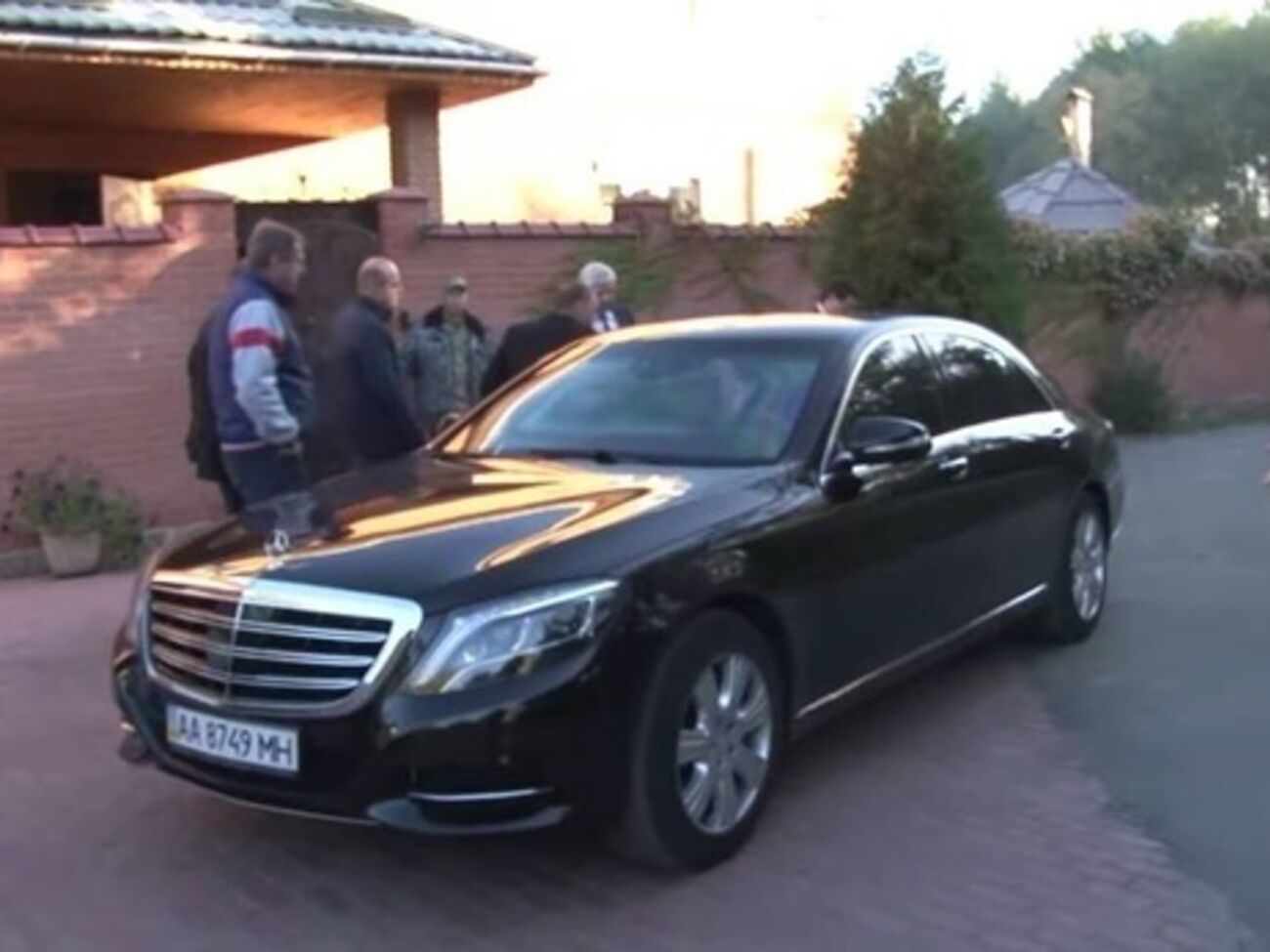 Автомобиль Шокина&nbsp;Mercedes Benz S600L стоимостью около 19 млн грн попал&nbsp;в сюжет программы "Без парканів"