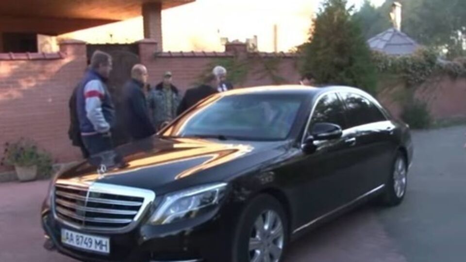 Автомобиль Шокина Mercedes Benz S600L стоимостью около 19 млн грн попал в сюжет программы "Без парканів"