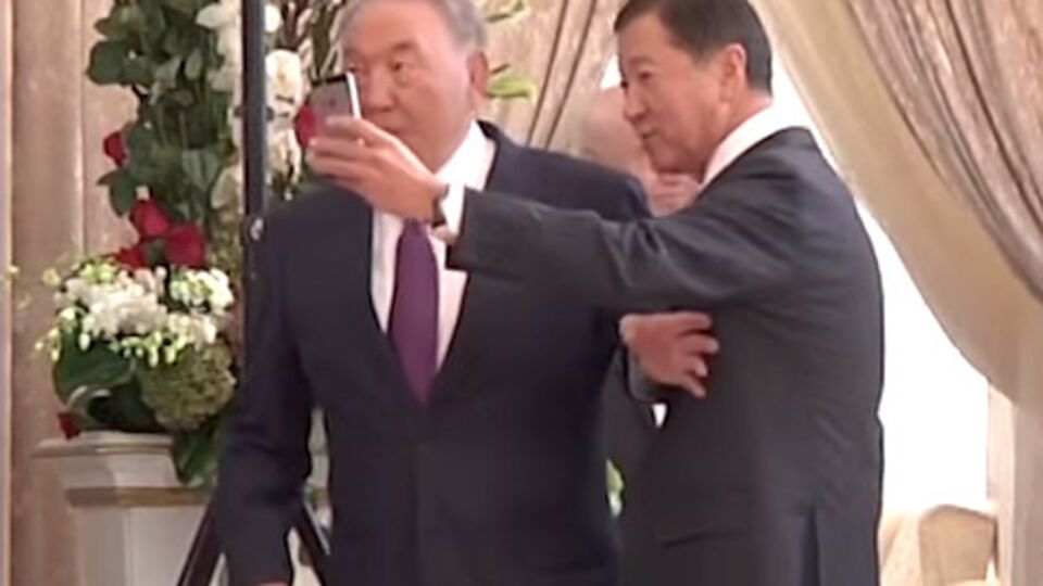На саммите СНГ Назарбаев отказался делать селфи с миллиардером. Видео