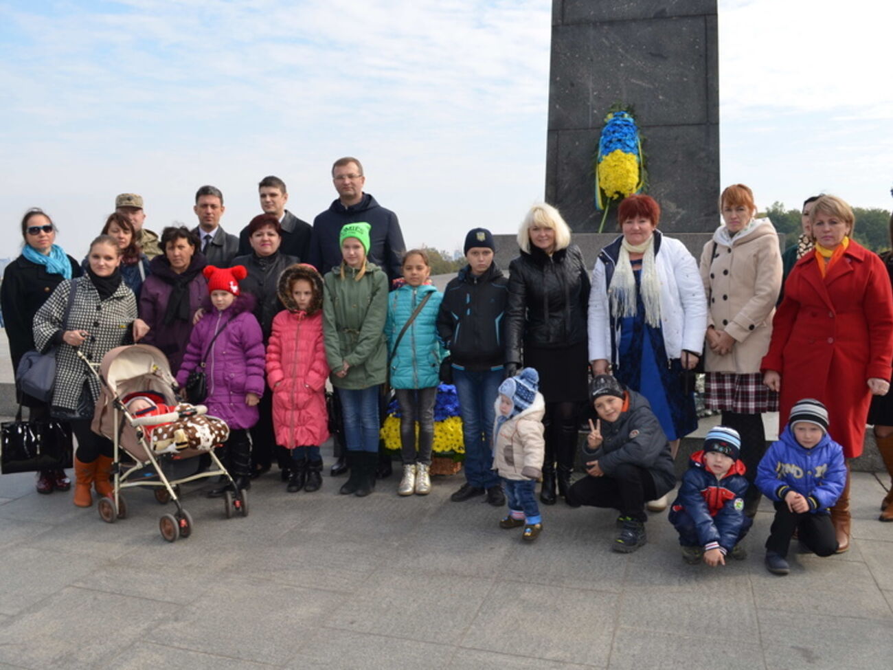 Семьям девяти погибших военных оказали материальную помощь