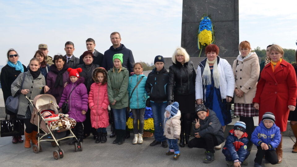 Семьям девяти погибших военных оказали материальную помощь