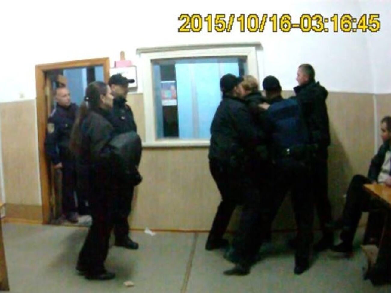 Женщина напала на полицейских в райотделе