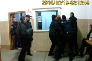 Женщина напала на полицейских в райотделе