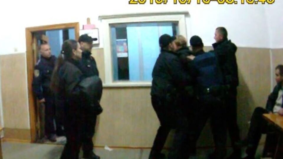 Женщина напала на полицейских в райотделе