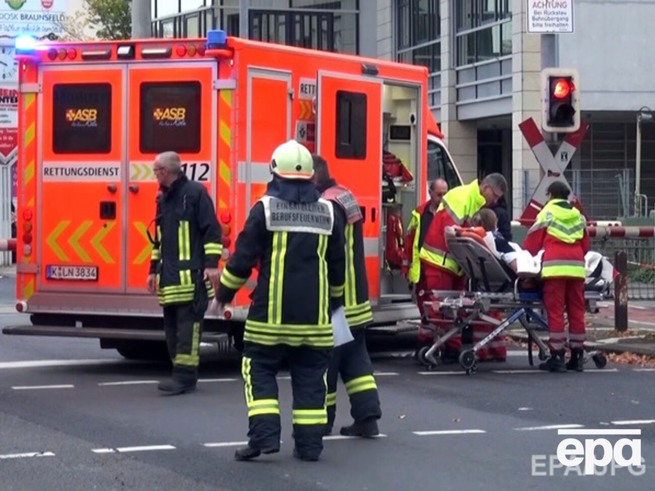 Скорая помощь забирает пострадавших от нападения неизвестного с ножом в Кельне