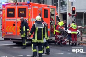 Скорая помощь забирает пострадавших от нападения неизвестного с ножом в Кельне