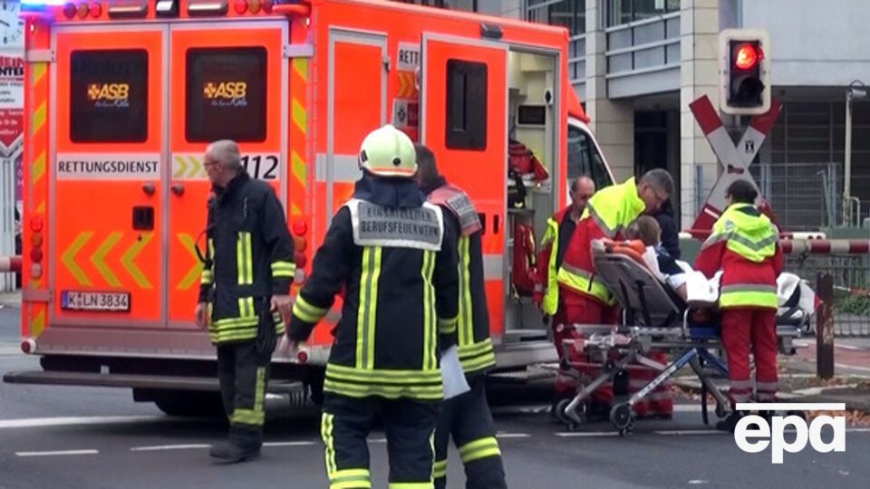 Скорая помощь забирает пострадавших от нападения неизвестного с ножом в Кельне
